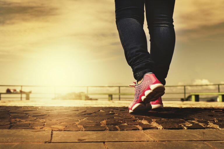 Proč hodina chůze může změnit váš život více než drahá fitness členská karta