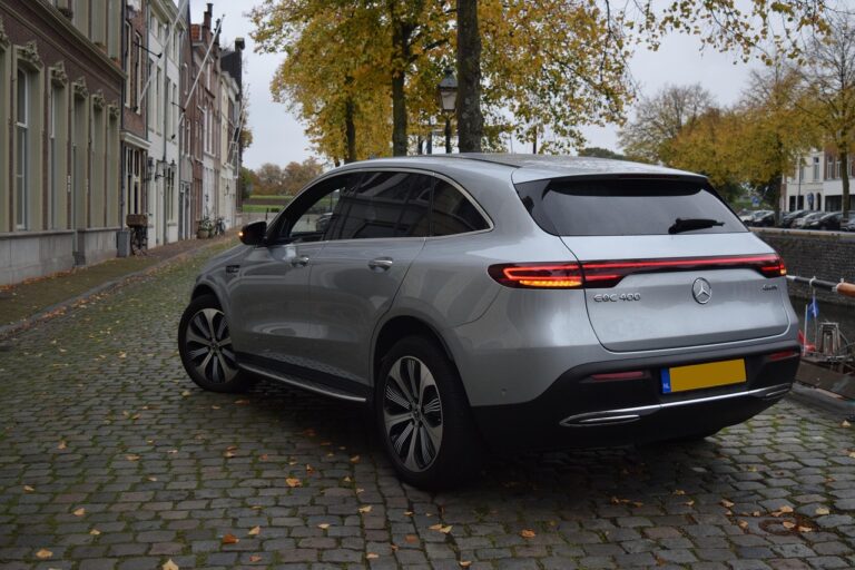 Vývoj elektrických vozidel: Jaký vliv má na automobilový průmysl