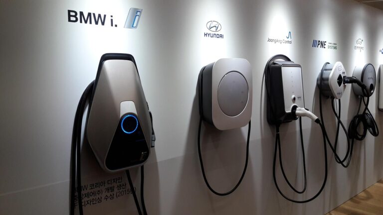 Praha investuje do budoucnosti: Nové EV-ready lampy rozšíří nabíjecí infrastrukturu pro elektromobily