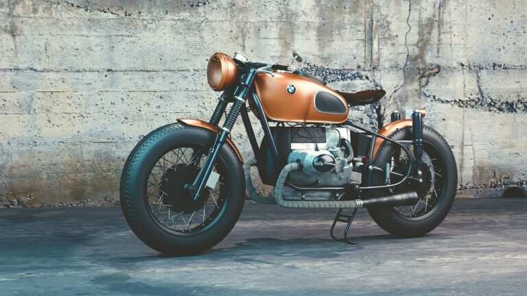 Opilý motorkář usnul uprostřed křižovatky na Hradecku