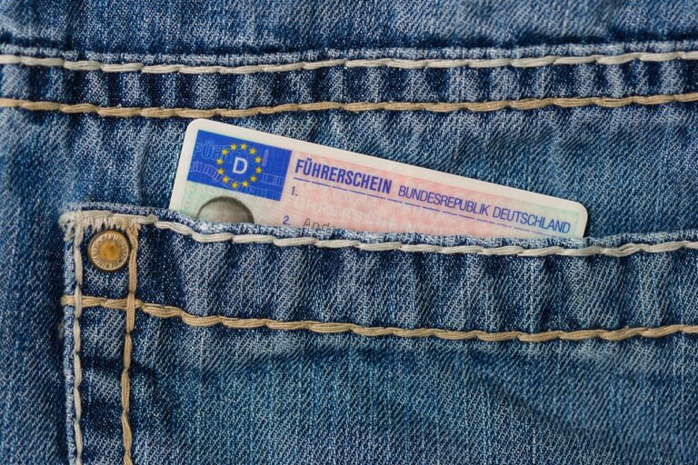 Francouzský řidič doplatil na unikavou metodu ‚vláčku‘ při mýtnicích