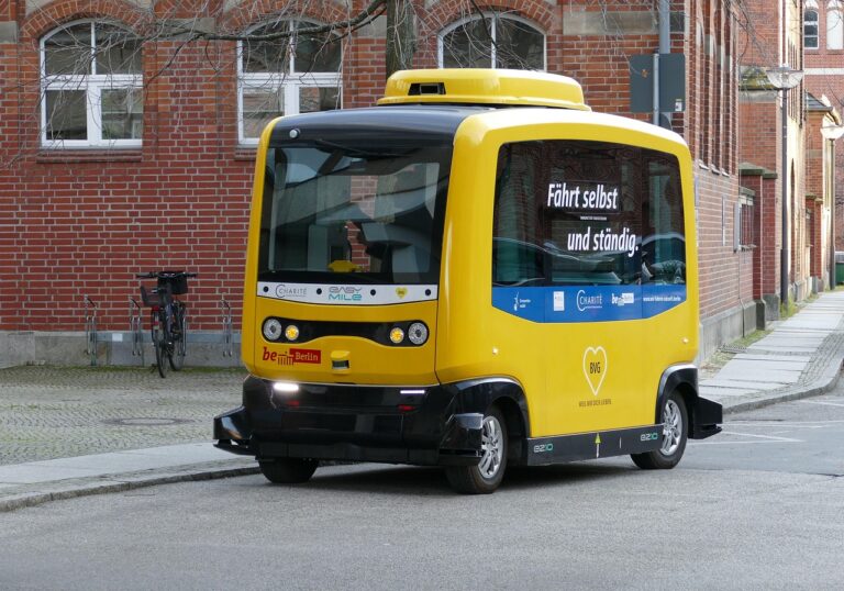 Stellantis, Wayve a Uber plánují nasazení autonomních robotaxi po celém světě