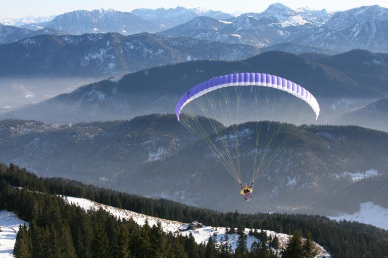 Hasiči zachránili paraglidistu zamotaného do vodičů na Šumpersku