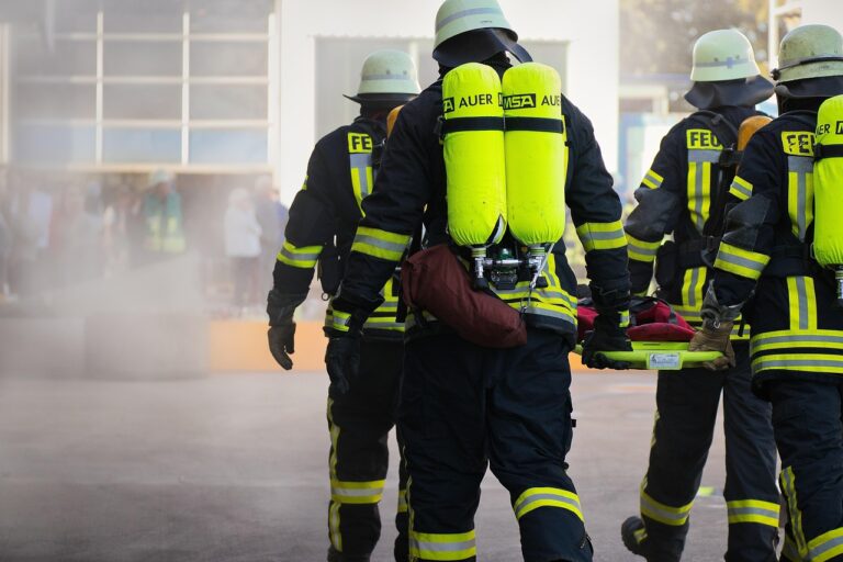 Hasiči na Opavsku bojují s rozsáhlým lesním požárem, nasazena vrtulníková technika