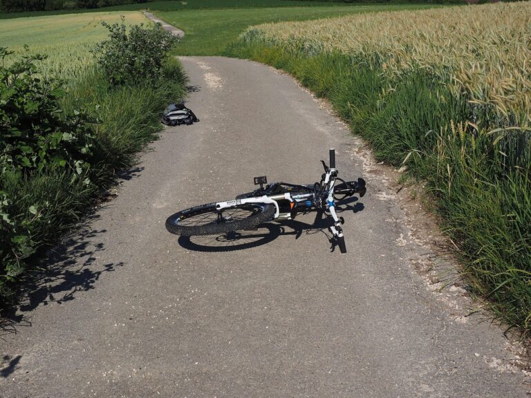 Cyklista v Beskydech utrpěl vážná zranění po pádu z kopce