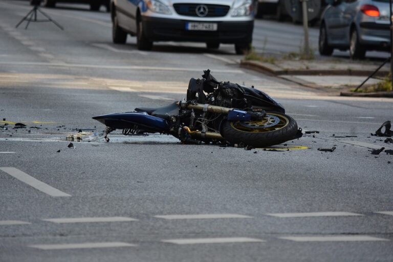 Vážná nehoda motorkáře na Kladensku: Transport do nemocnice zajistil vrtulník