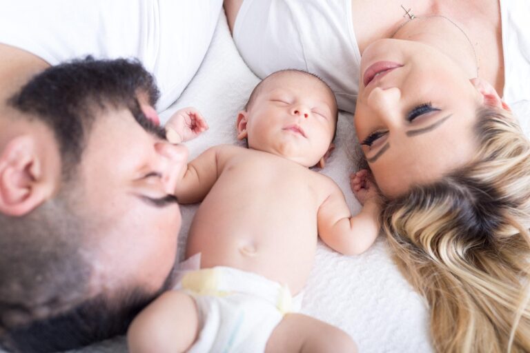 Adopce postavená před výzvu: Terapie pomáhá, ale náklady rostou