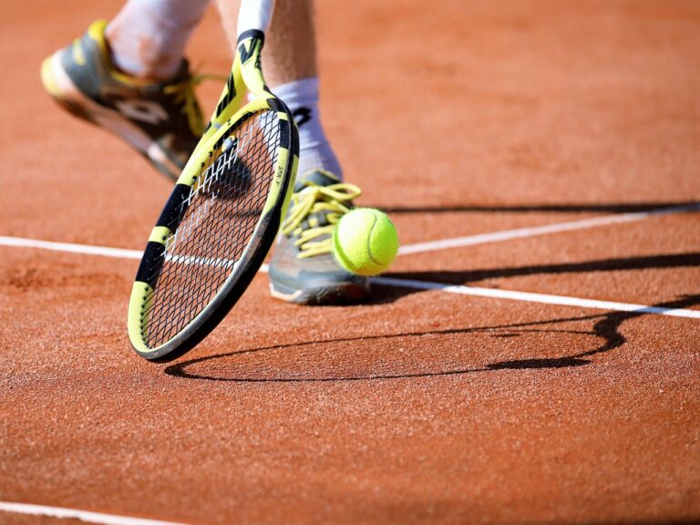 Linda Nosková slaví triumf ve Wimbledonu ve znamení českého souboje