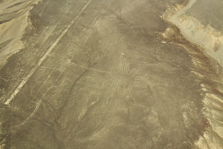 Tragédie v Peru: Pád letadla u geoglyfů na planině Nazca si vyžádal 13 obětí